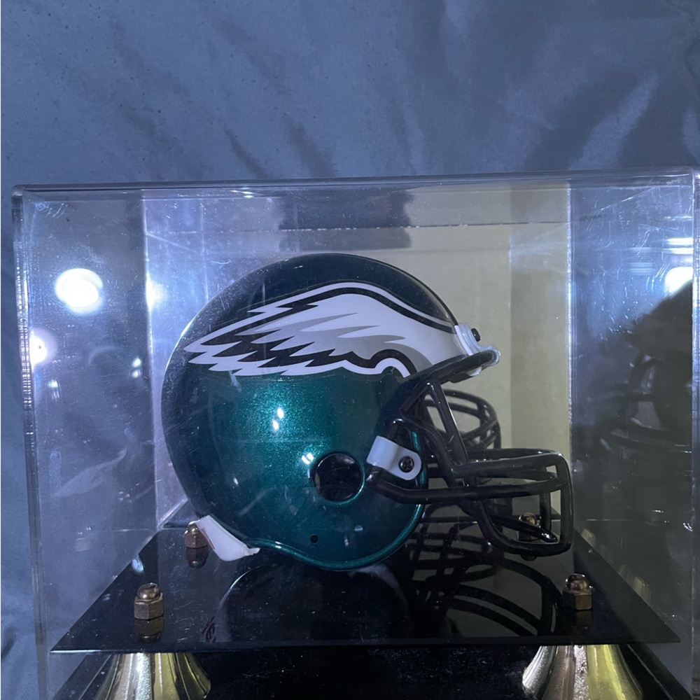 Philadelphia Eagles mini helmet with case